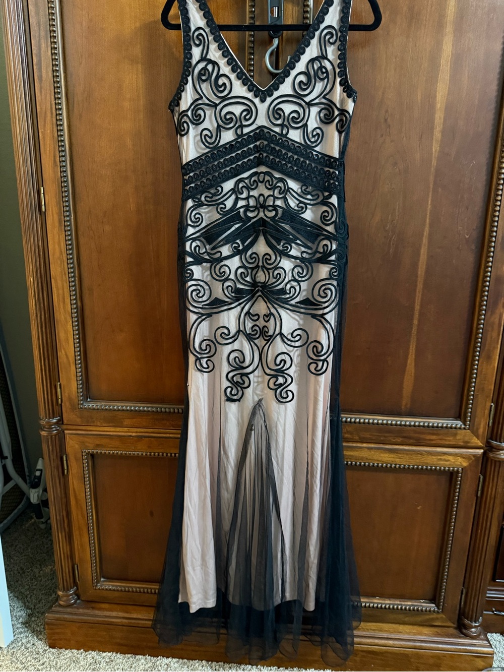 Elegant Black Appliqué V-Neck Evening Dress